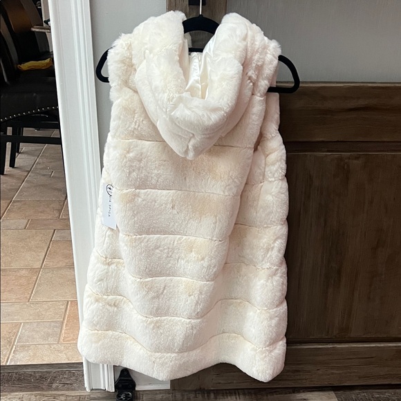 VIA SPIGA Ivory Hooded Quilted Faux Fur Vest - Picture 11 of 15